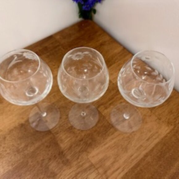 Vintage Etched Floral Crystal Wine Glasses – Clear Stemware with Elegant Twisted - Picture 3 of 6